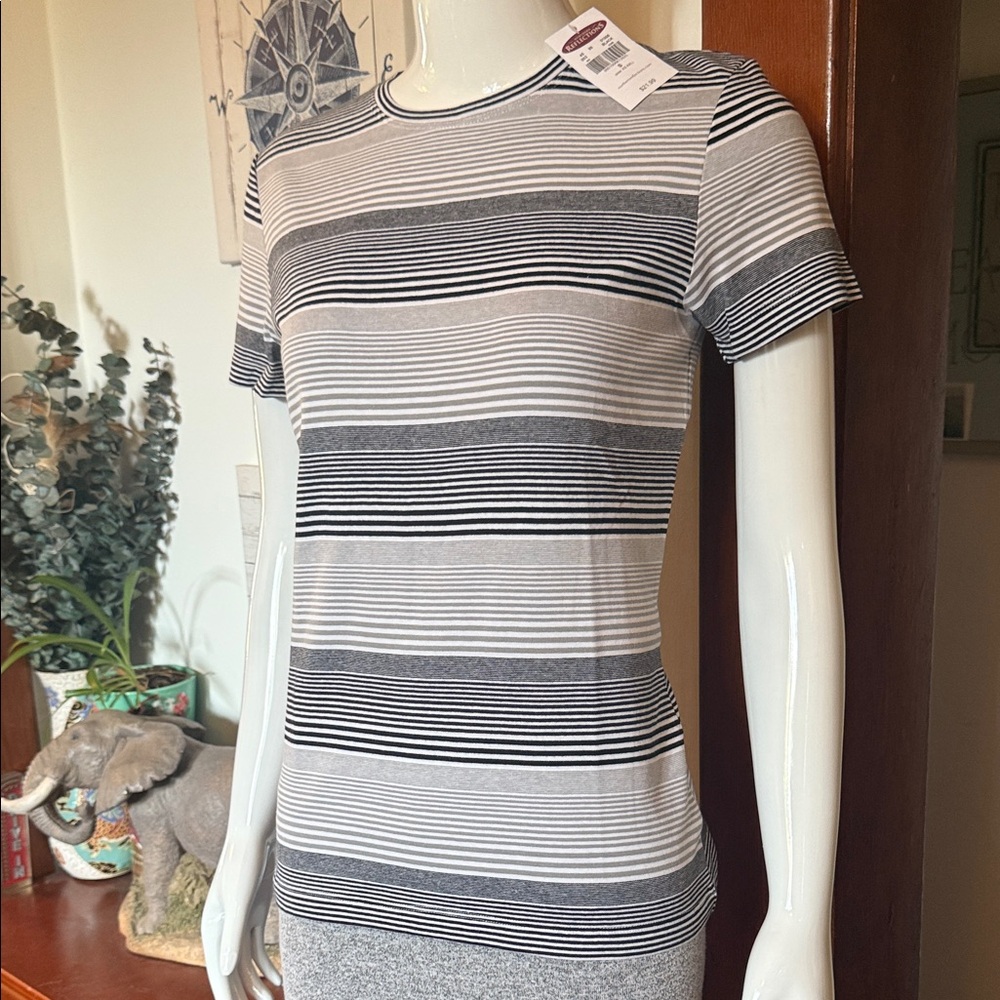 NWT northern reflections size small Striped Black and White Women's Top